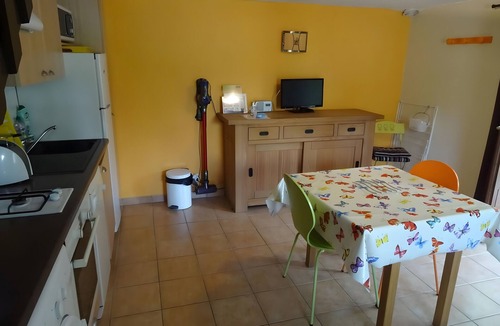 Salles-Curan House | Cozy Cottage with Private Garden and Wi-Fi in Salles-Curan