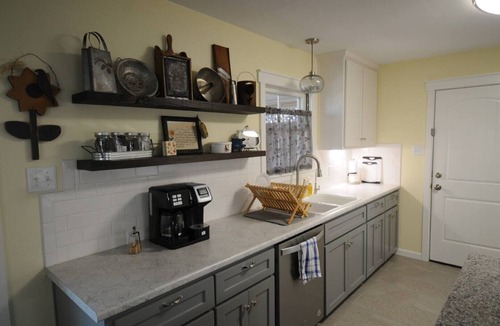Kingsville House | Cozy Cottage with Mid-Century Charm