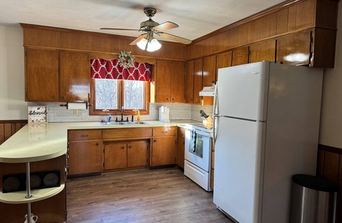 Redwood House | Cozy Cottage with Pool Table!