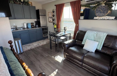 Colorado City Cottage | Cozy cottage with fresh baked goods