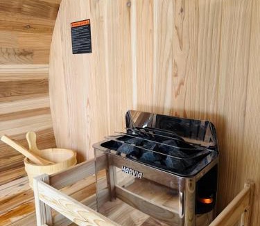 Livingston Manor House | Cozy Cottage with Jacuzzi, Sauna, Fire Pit and Reading Nook!