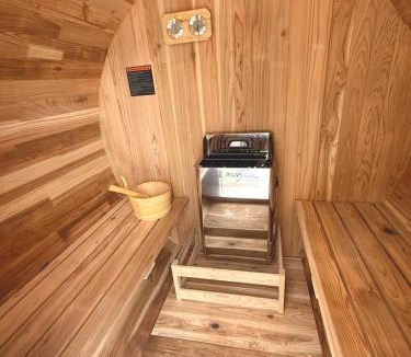 Livingston Manor House | Cozy Cottage with Jacuzzi, Sauna, Fire Pit and Reading Nook!