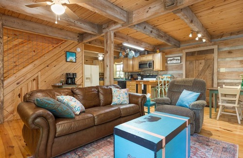 Hendersonville Cabin | Cozy Country Cabin, Near Waterfalls & Downtown