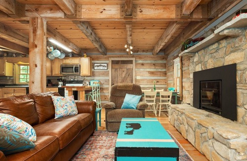 Hendersonville Cabin | Cozy Country Cabin, Near Waterfalls & Downtown