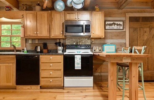 Hendersonville Cabin | Cozy Country Cabin, Near Waterfalls & Downtown