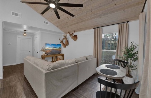 Hull House | Cozy Country Cabin in the Woods