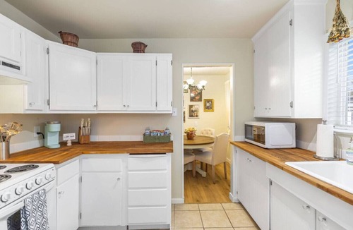 Lakewood House | Cozy Country Cottage ~ Fire Pit