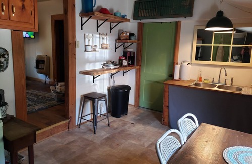 Guion Cottage | Cozy country cottage. Half a mile from the river.