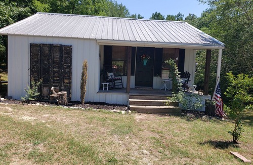 Guion Cottage | Cozy country cottage. Half a mile from the river.