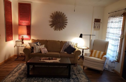 Guion Cottage | Cozy country cottage. Half a mile from the river.