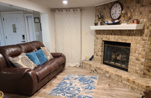 Burton House | Cozy Country Cottage - Lake Somerville