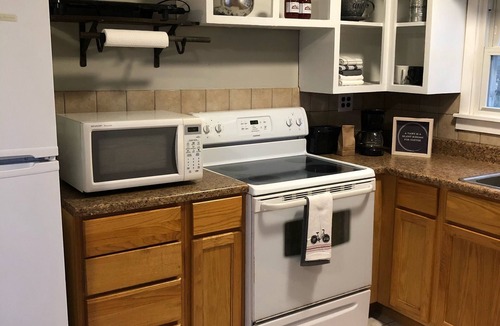 Hutchinson House | Cozy Country Cottage is family friendly, small taste of country close to town.