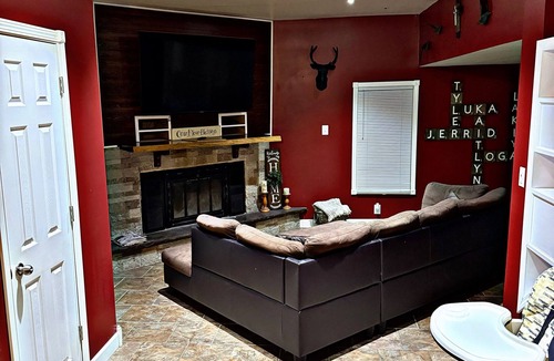 Elmwood House | Cozy Country Getaway Just Minutes From The City