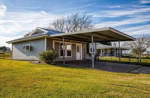 Brenham Cottage | Cozy country guesthouse