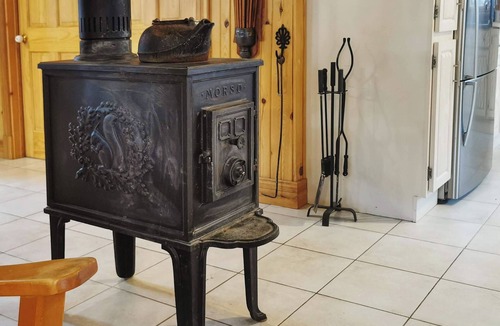 Saint-Etienne-de-Lauzon Ski Chalet | Cozy country House 15 minutes from Quebec city