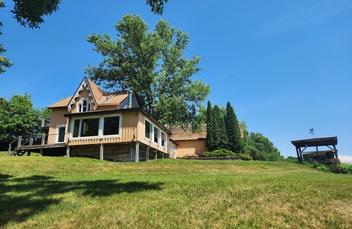 Hampstead House | Cozy country house with water front views.