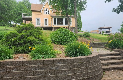 Hampstead House | Cozy country house with water front views.