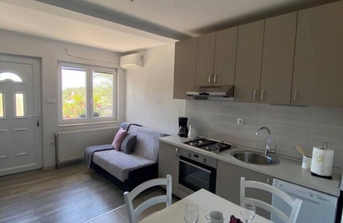 Bristane Apartment | Cozy Countryside Apartment in Bristane