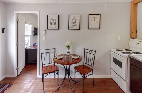 Bloomfield House | Cozy Couple`s Getaway in PEC