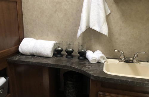 East Dalhousie House | Cozy Couples Glamping just a few minutes to the lake