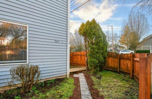 Vancouver House | Cozy Couve Apartment Close To Everything!