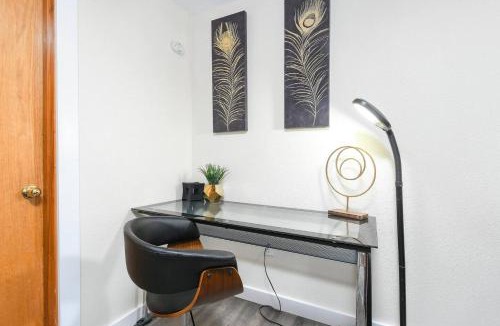 Vancouver House | Cozy Couve Apartment Close To Everything!