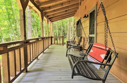 Asheville Cabin | Cozy Cove Cabin: 3BR 2BA Modern Comfort Meets Rustic Charm