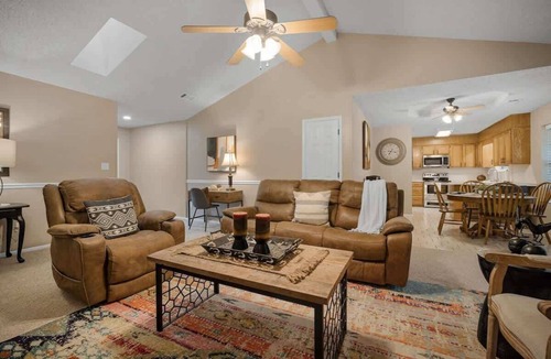 Van Buren House | Cozy Cove-Cute 3BR in Town