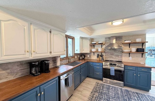 Linn Creek House | Cozy Cove Escape – Lakefront