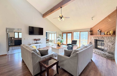 Linn Creek House | Cozy Cove Escape – Lakefront