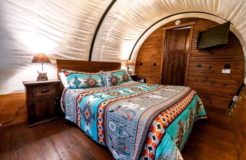 Beaumont House | Cozy Covered Wagon for a Unique Glamping Experience in Beaumont, Kansas