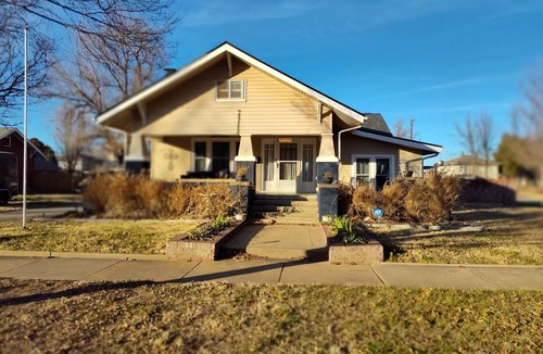 Enid House | Cozy Craftsman Home in the heart of Enid. Close to shopping, Vance AFB, Downtown