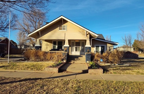 Enid House | Cozy Craftsman Home in the heart of Enid. Close to shopping, Vance AFB, Downtown
