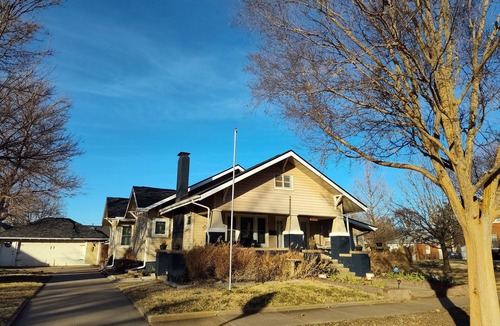 Enid House | Cozy Craftsman Home in the heart of Enid. Close to shopping, Vance AFB, Downtown