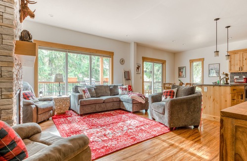 Welches House | Cozy creekfront home with Ping-Pong table, firepit & deck Dog-Friendly!