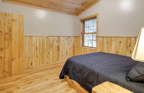 Little Valley Cabin | Cozy creekside cabin w/ hot tub