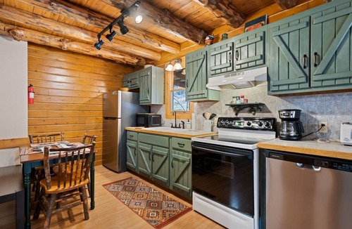Bryson City Cabin | Cozy Creekside Cabin just a few steps from Lands Creek!