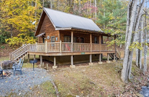 Bryson City Cabin | Cozy Creekside Cabin just a few steps from Lands Creek!