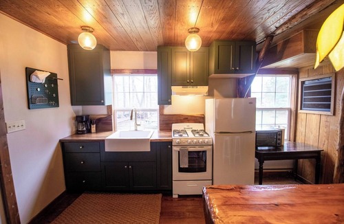 Rector Cabin | Cozy Creekside Cabin + Walking Trails