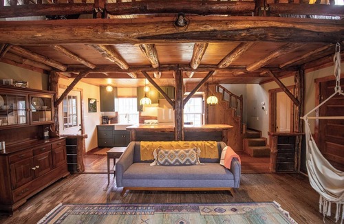 Rector Cabin | Cozy Creekside Cabin + Walking Trails