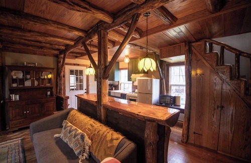 Rector Cabin | Cozy Creekside Cabin + Walking Trails