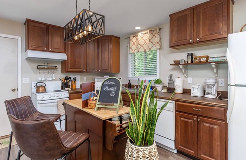 Hamilton House | Cozy, Creekside Cottage