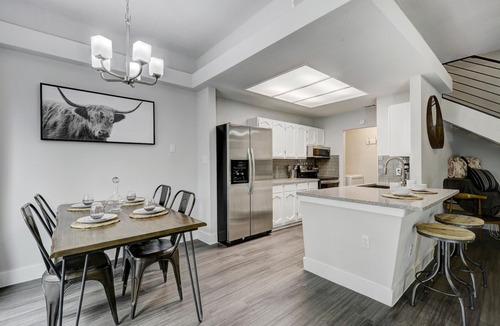 Westgate House | Cozy Creekside Retreat! Close to the City + Nature + Creek + Pet friendly.