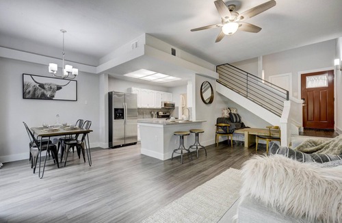 Westgate House | Cozy Creekside Retreat! Close to the City + Nature + Creek + Pet friendly.