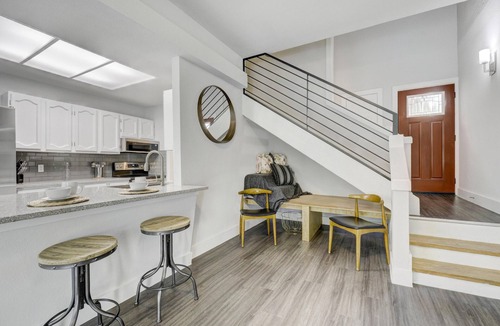 Westgate House | Cozy Creekside Retreat! Close to the City + Nature + Creek + Pet friendly.