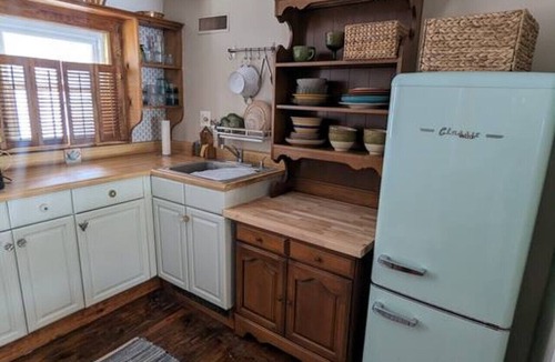 Acworth Cottage | Cozy Crescent Cottage-Lakefront-Quiet- 25 min from Mt Sunapee -Pet friendly