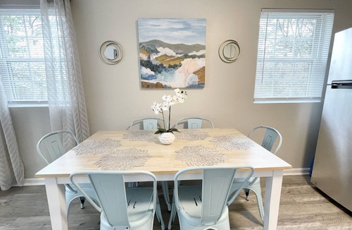 Forest Hills Apartment | ★Cozy Crib★ King Bed★ Long Term Stays ★ Duke ★