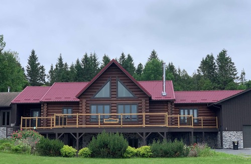Champlain Ski Chalet | Cozy Crimson Chalet with Retro Theme Kitchen!