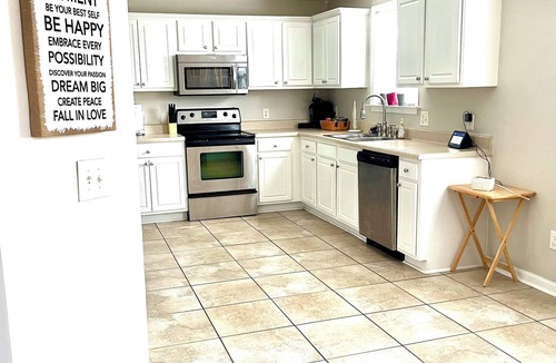 Wilmington Bed & Breakfast | Cozy Cul-De-Sac: 3BR, 2.5BA w/Multipurpose Room & Spacious Backyard