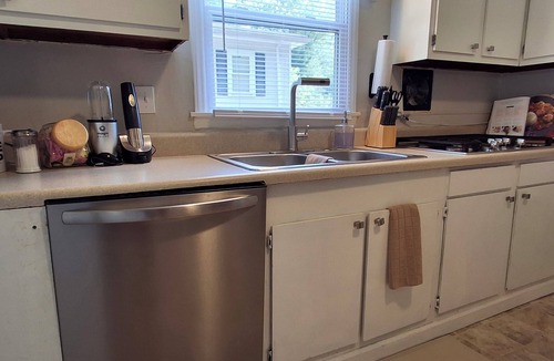 Durham House | Cozy culdessac, fire pit for spring time near downtown, Central, and Duke!